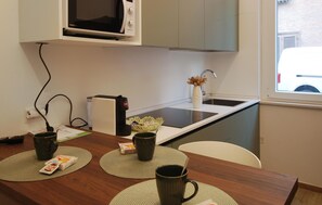 Wasserkocher mit Kaffee-/Teezubehör, Kühlschrank, Mikrowelle