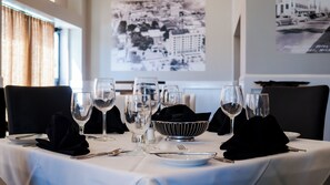 Middag och brunch serveras, med utsikt mot poolen