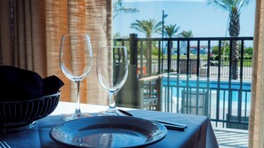 Aperto a cena e brunch, con vista sulla piscina 