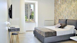Um quarto moderno com uma cama, uma escrivaninha e um radiador.
