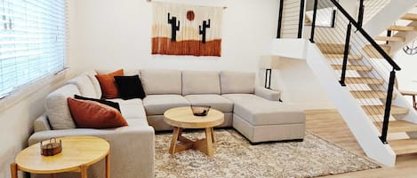 Apartment, Mehrere Betten, Terrasse, Gartenblick (Osborn Oasis) | Wohnbereich