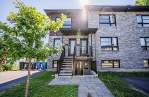 Exterior detail - 1756 Rue Balmoral | 3BR / 1BA Modern City Retreat (Longueuil)