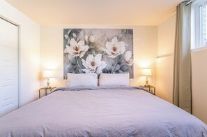 Iron/ironing board, free WiFi, bed sheets - 1756 Rue Balmoral | 3BR / 1BA Modern City Retreat (Longueuil)