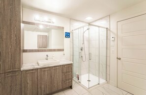 Hair dryer, towels, soap, toilet paper - 1756 Rue Balmoral | 3BR / 1BA Modern City Retreat (Longueuil)