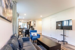 Smart TV - 1756 Rue Balmoral | 3BR / 1BA Modern City Retreat (Longueuil)