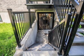 Exterior detail - 1756 Rue Balmoral | 3BR / 1BA Modern City Retreat (Longueuil)