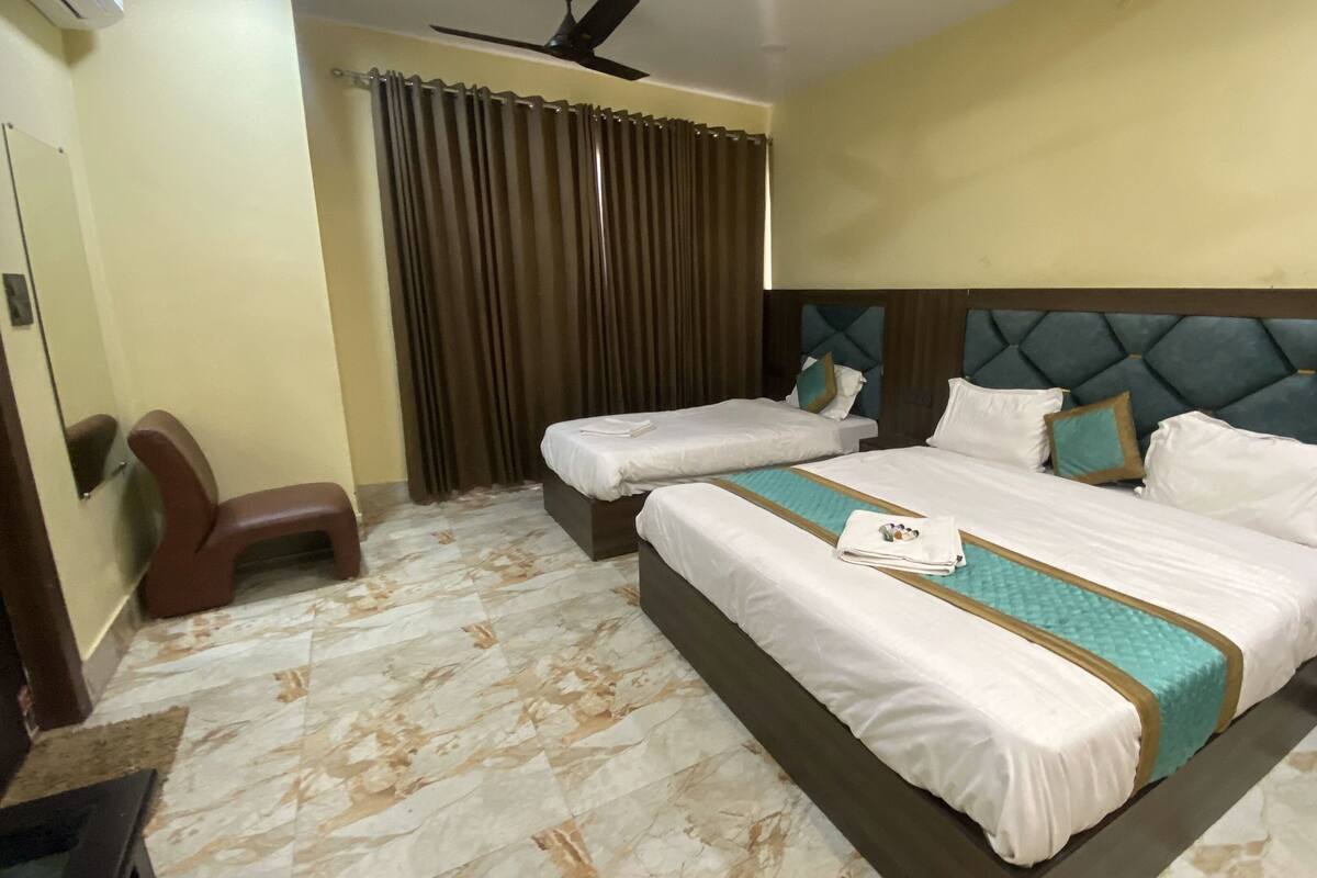 Desk, laptop workspace, free WiFi