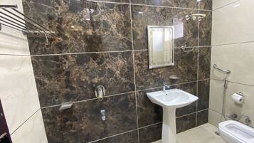 淋浴设施、免费洗浴用品、吹风机、毛巾