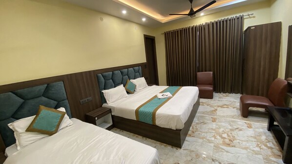 Escritorio, espacio para trabajar con laptop y wifi gratis