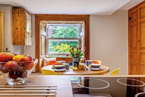Dining - Cosy 2-bedroom cottage near Scarborough perfect for a relaxing getaway (Scarborough)
