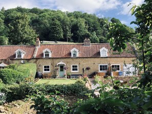 Exterior - Cosy 2-bedroom cottage near Scarborough perfect for a relaxing getaway (Scarborough)