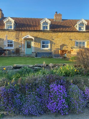 Exterior - Cosy 2-bedroom cottage near Scarborough perfect for a relaxing getaway (Scarborough)