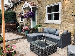 Outdoor dining - Cosy 2-bedroom cottage near Scarborough perfect for a relaxing getaway (Scarborough)