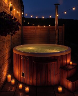 Outdoor spa tub - Cosy 2-bedroom cottage near Scarborough perfect for a relaxing getaway (Scarborough)