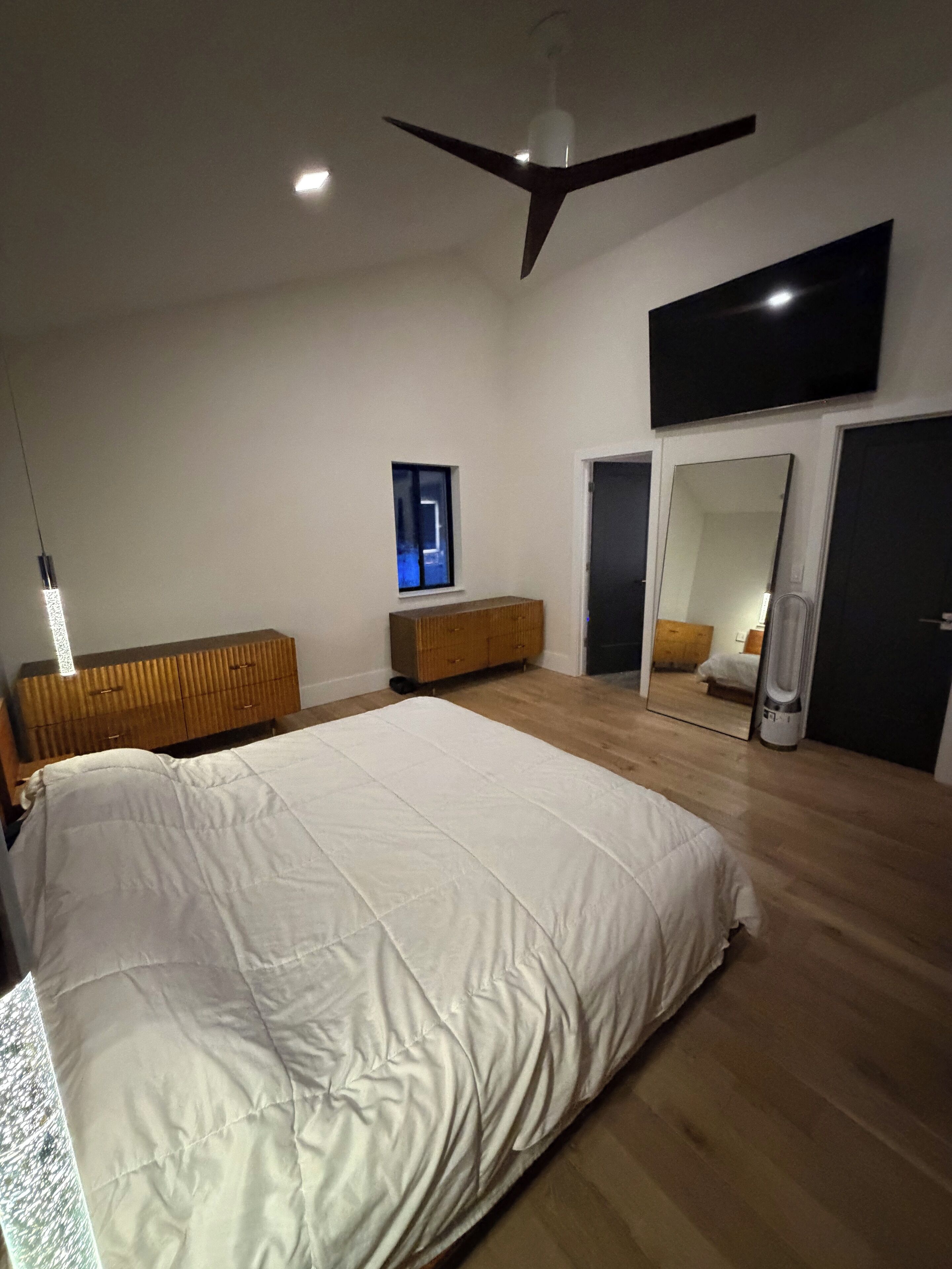 Tabla de planchar con plancha, wifi y ropa de cama 