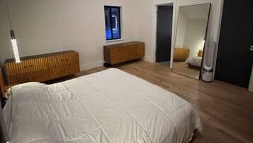 Tabla de planchar con plancha, wifi y ropa de cama