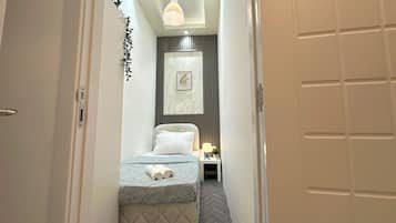 Economy Single Room, Balcony | Egyptian cotton sheets, premium bedding, pillowtop beds, desk