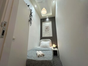 Economy Single Room, Balcony | Egyptian cotton sheets, premium bedding, pillowtop beds, desk - Atelier Partition Room in Tecom  (Dubai)
