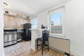 Fridge, microwave, oven, stovetop - The View at Peachtree Towers (Atlanta)