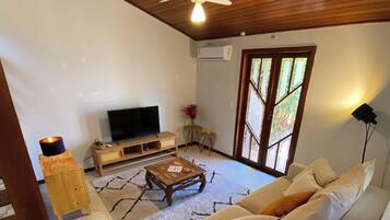 Casa lua de mel, banheira de hidromassagem | Área de estar | Smart TV 43 polegadas com canais digitais, Netflix