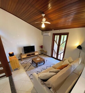 Honeymoon House, Jetted Tub | Living area | 43-inch Smart TV with digital channels, Netflix, streaming services - Casa 5 Ruas com Hidro - Rio Tavares Florianopolis (Florianópolis)