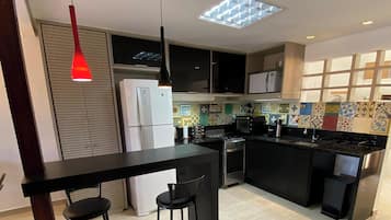 Maison Lune de Miel, baignoire à jets | Cuisine privée | Tables à manger