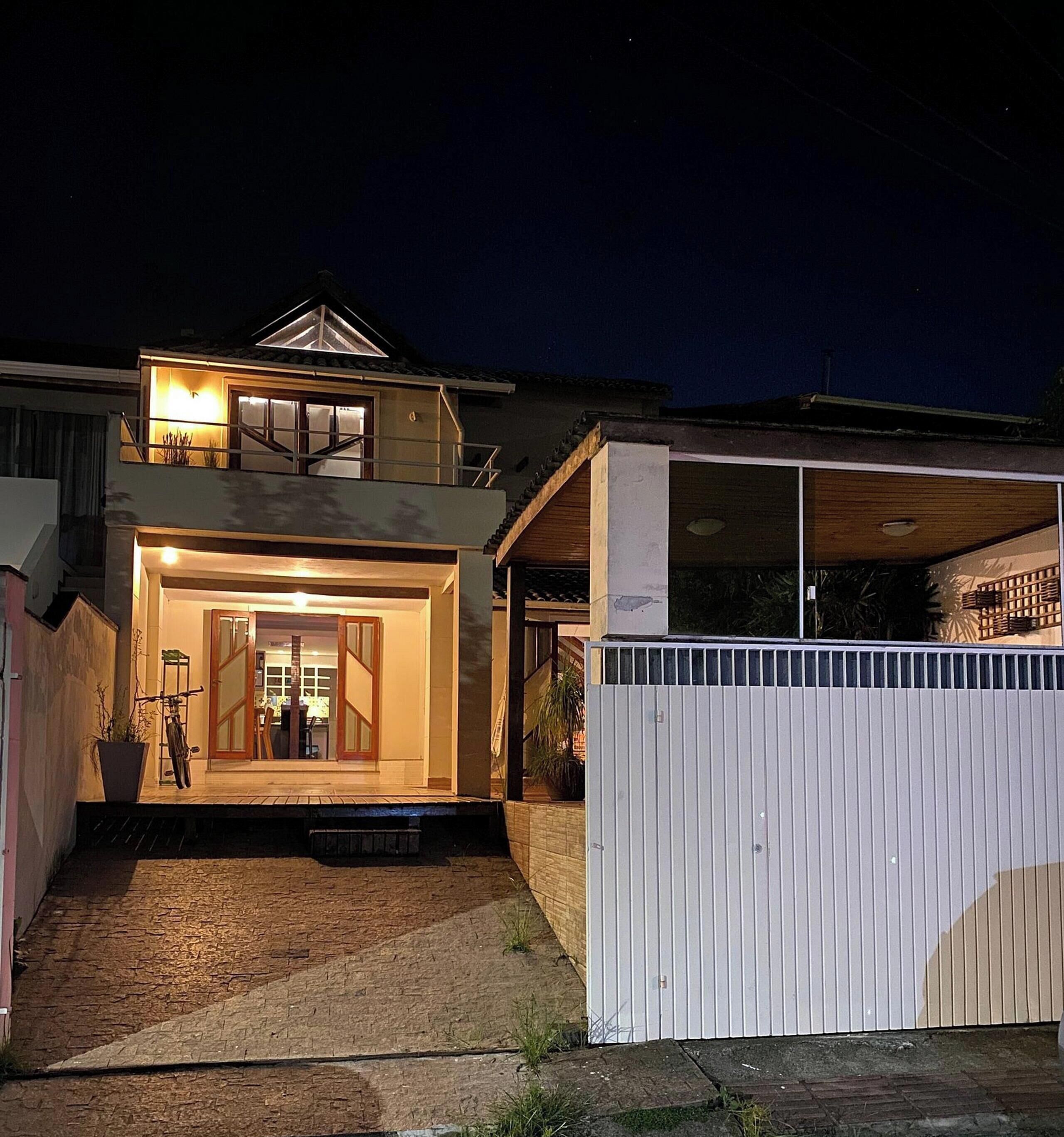 住宿正面 - 傍晚/夜晚