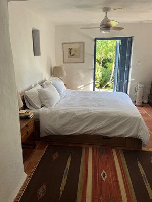 Silitysrauta/-lauta, Wi-Fi, vuodevaatteet