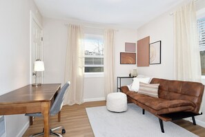 Living area - Relax and enjoy this stylish 3-bedroom, 2-bath retreat sleeps 8! (Vancouver)