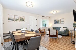 Dining - Relax and enjoy this stylish 3-bedroom, 2-bath retreat sleeps 8! (Vancouver)