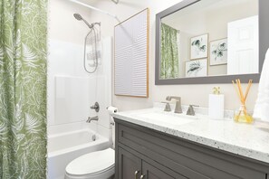 Pyyhkeet, saippua, vessapaperi