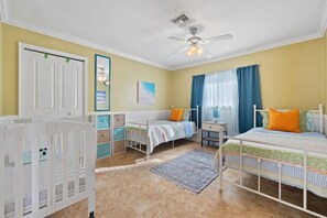 2 habitaciones, tabla de planchar con plancha y cuna de viaje 