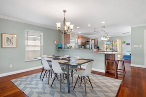 Dining - Naples Park Home: Beach, Shops & Relaxation (Naples Park)