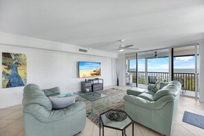 TV - Surf Colony-Next to Wiggins State Park-Top Floor (Naples)