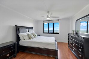 Iron/ironing board, travel cot, free WiFi, bed sheets - Surf Colony-Next to Wiggins State Park-Top Floor (Naples)
