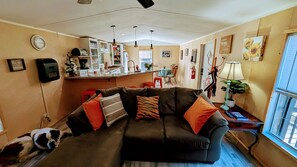 TV connectée, livres, écrans d'ordinateur