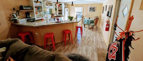 Smart TV, libros y monitor de computadora