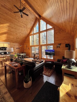 TV - Cozy Woodland Escape w/Hot Tub-Near Attitash (Bartlett)