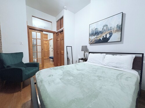 Explore NYC with Ease - Comfortable Midtown Apartment Near Everything
