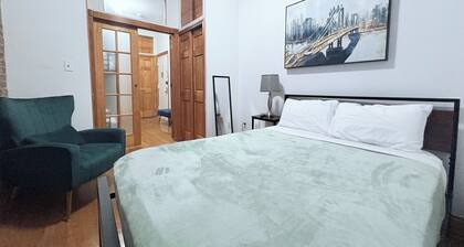 Explore NYC with Ease - Comfortable Midtown Apartment Near Everything