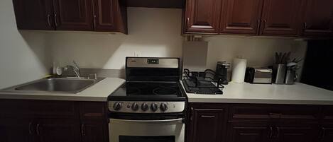 Réfrigérateur, micro-ondes, four, plaque de cuisson