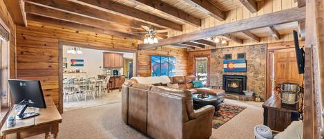 Smart TV, chimenea, oficina