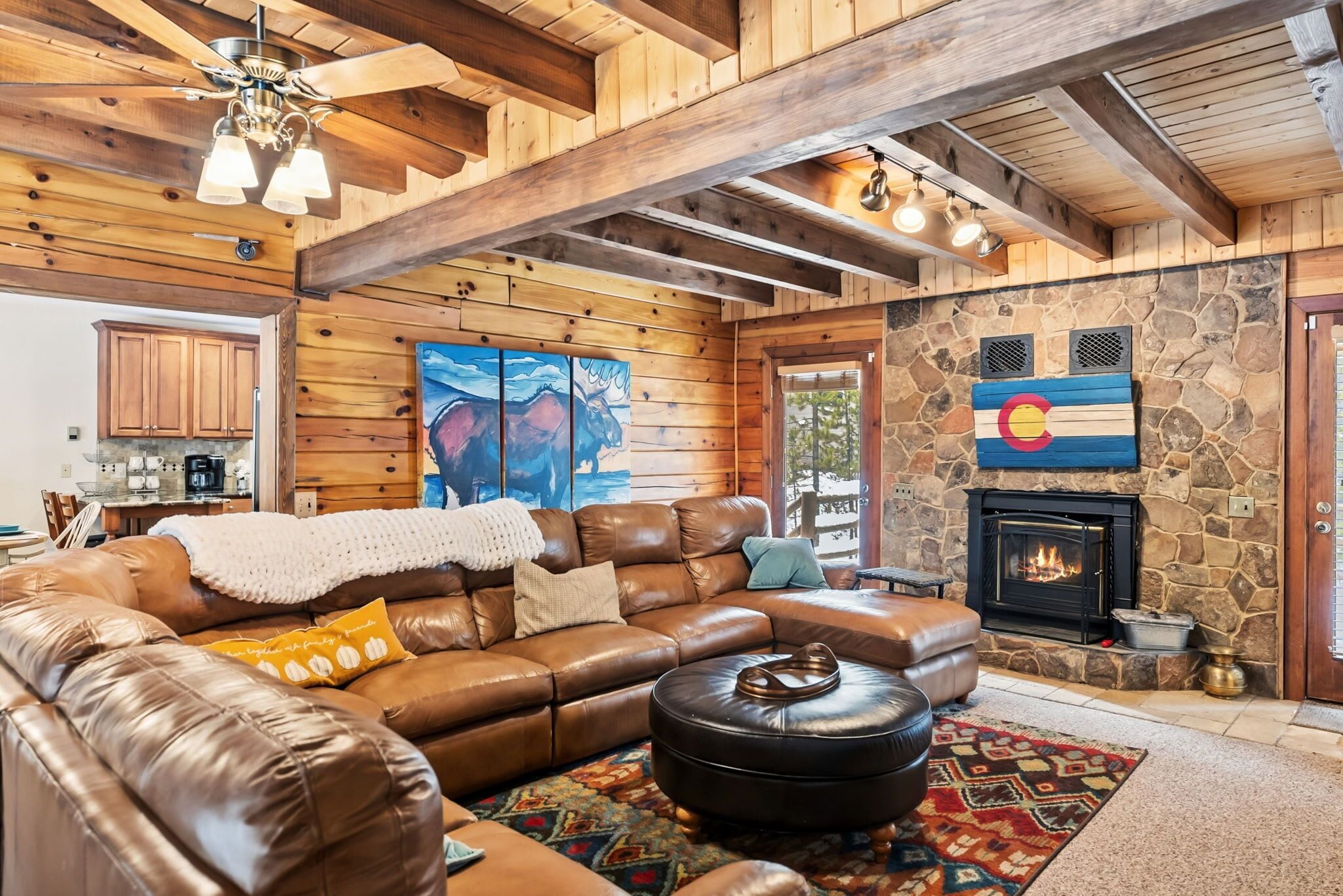 Älytelevisio, takka, työhuone