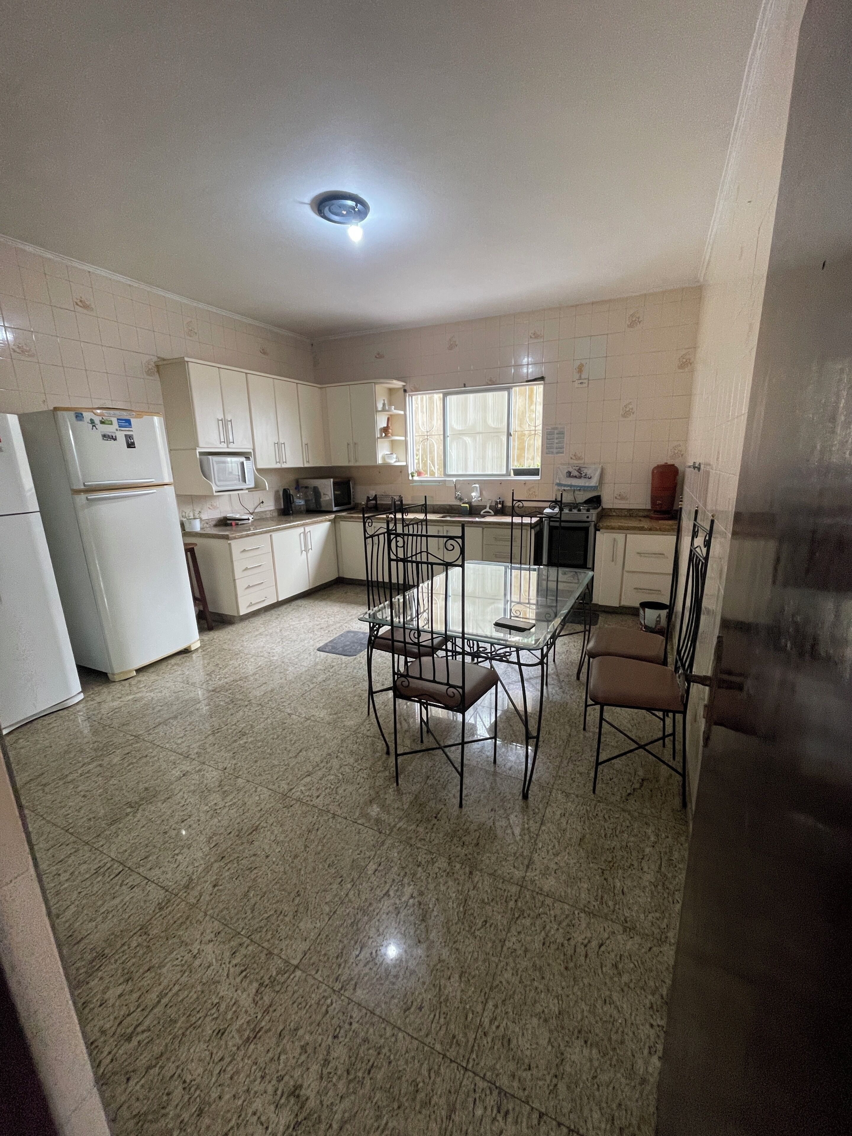 Refrigerador, microondas, horno, utensilios de cocina