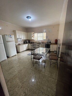 Fridge, microwave, oven, cookware/dishes/utensils - Hostel casarão  (São Vicente)