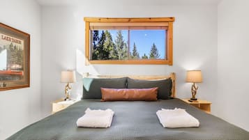 Desk, travel cot, WiFi, bed sheets