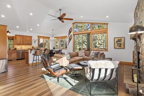 TV, fireplace, offices - Evergreen Getaway - Pet Friendly in SLT w Hot Tub (South Lake Tahoe)