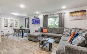 Smart TV, video games, DVD player, offices - This house is a 3 bedroom(s), 2.5 bathrooms, located in San Antonio, TX. (San Antonio)