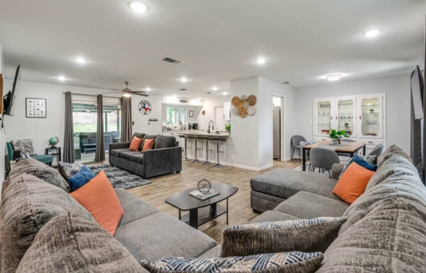 Een smart-tv, videogames, een dvd-speler en een kantoor