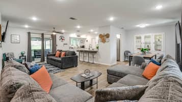 Een smart-tv, videogames, een dvd-speler en een kantoor